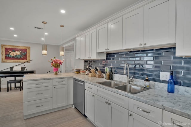 kitchen with visible vents, white cabinetry, a sink, dishwasher, and a peninsula