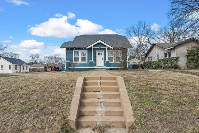 bungalow featuring a front yard