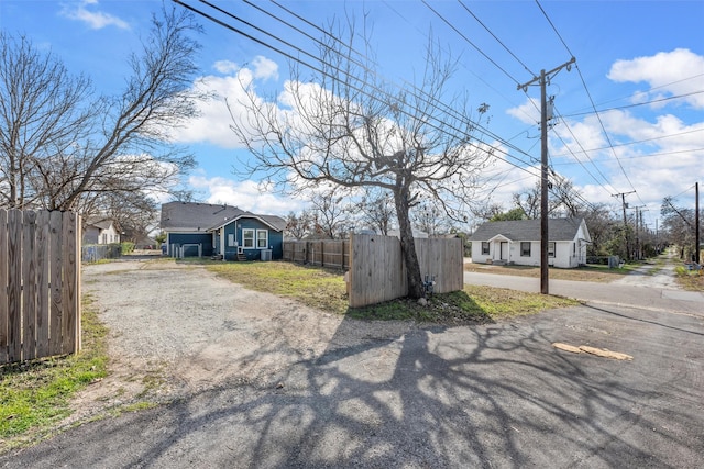 view of front of property featuring fence and driveway