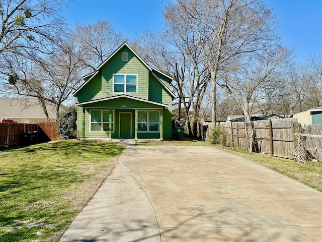 view of front of property featuring fence and a front lawn