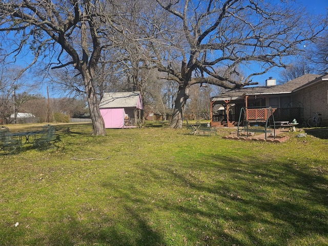 view of yard featuring an outdoor structure