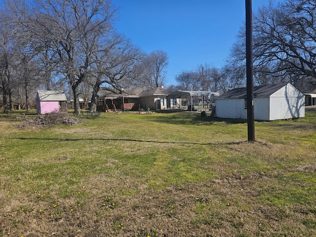 view of yard with an outbuilding