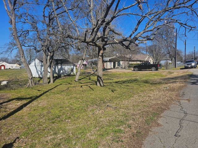 view of yard featuring an outbuilding