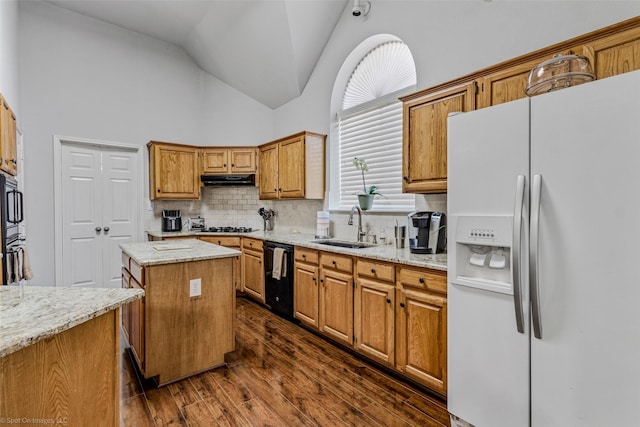 kitchen with dark wood-type flooring, a sink, vaulted ceiling, decorative backsplash, and black appliances