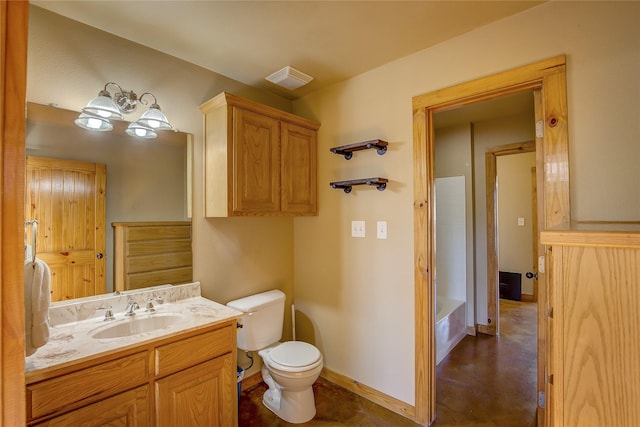 full bath featuring visible vents, baseboards, toilet, a bathtub, and vanity