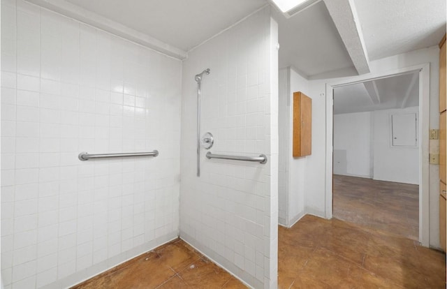 full bathroom featuring a tile shower