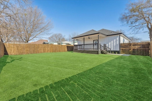 view of yard featuring a fenced backyard and a ceiling fan