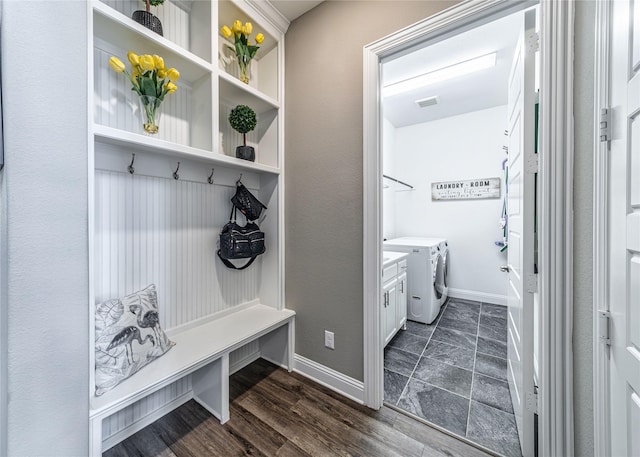 mudroom with dark wood-style floors, baseboards, visible vents, and independent washer and dryer