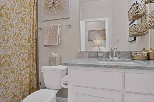 bathroom with toilet, a shower with curtain, and vanity