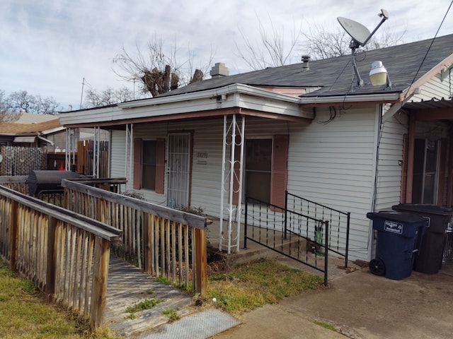 view of front of property featuring covered porch