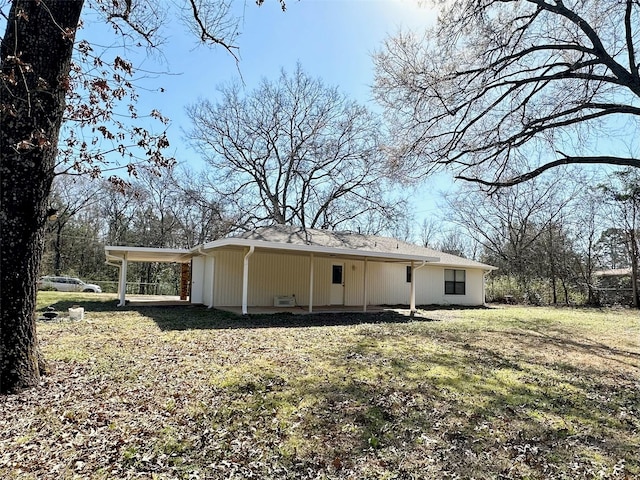 back of house featuring a yard