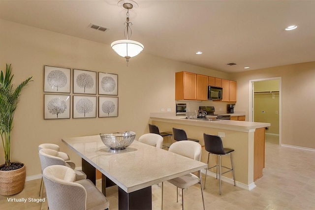 dining area with baseboards, visible vents, and recessed lighting