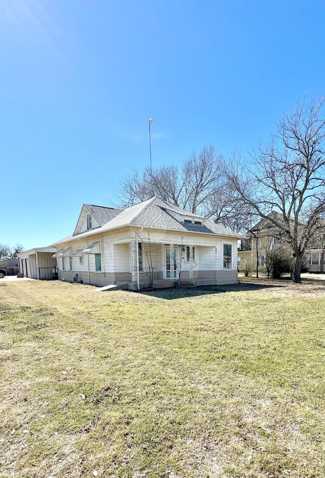 view of front facade featuring a front yard and covered porch