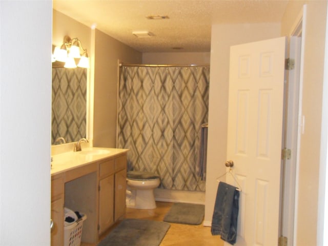 full bathroom featuring toilet, a shower with shower curtain, and vanity