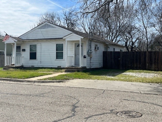 view of front facade featuring crawl space, fence, and a front yard