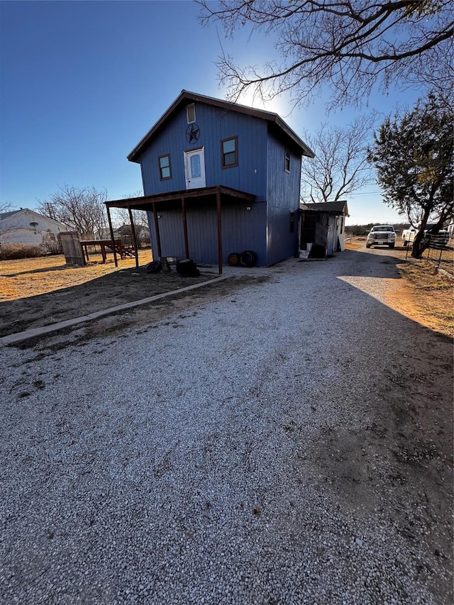 view of front facade with gravel driveway