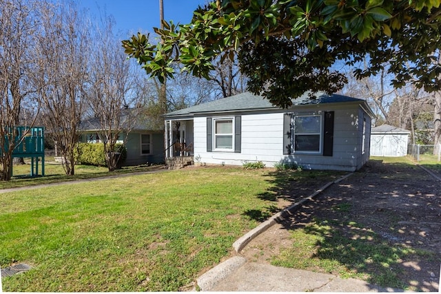 view of front of property featuring a front yard