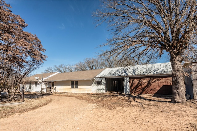 view of front facade with dirt driveway