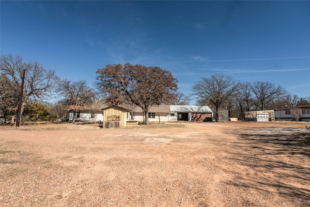 view of front of home featuring an outdoor structure