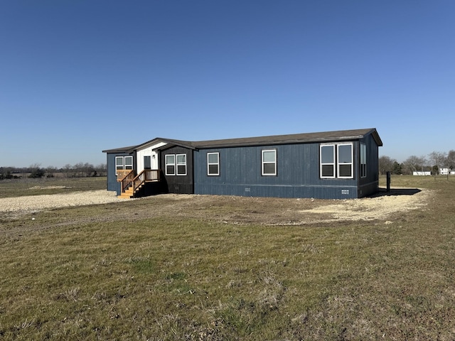 manufactured / mobile home with a front yard