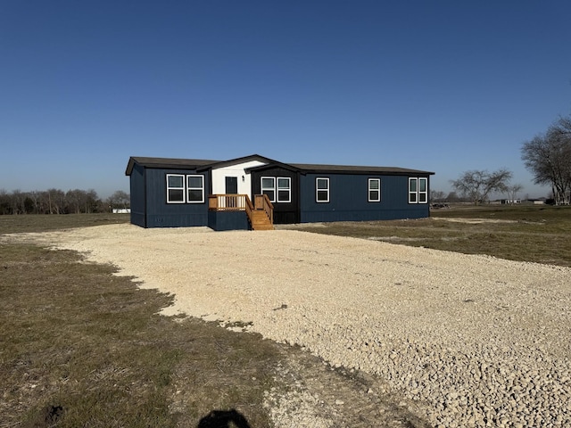 manufactured / mobile home featuring driveway