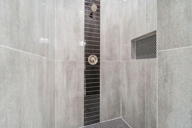 room details featuring a tile shower