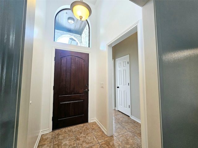 tiled entrance foyer featuring baseboards