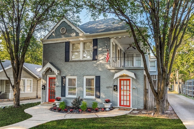 view of front of home featuring a ceiling fan and a balcony