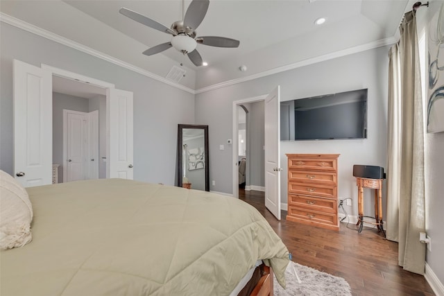 bedroom featuring recessed lighting, dark wood-style flooring, a ceiling fan, baseboards, and crown molding