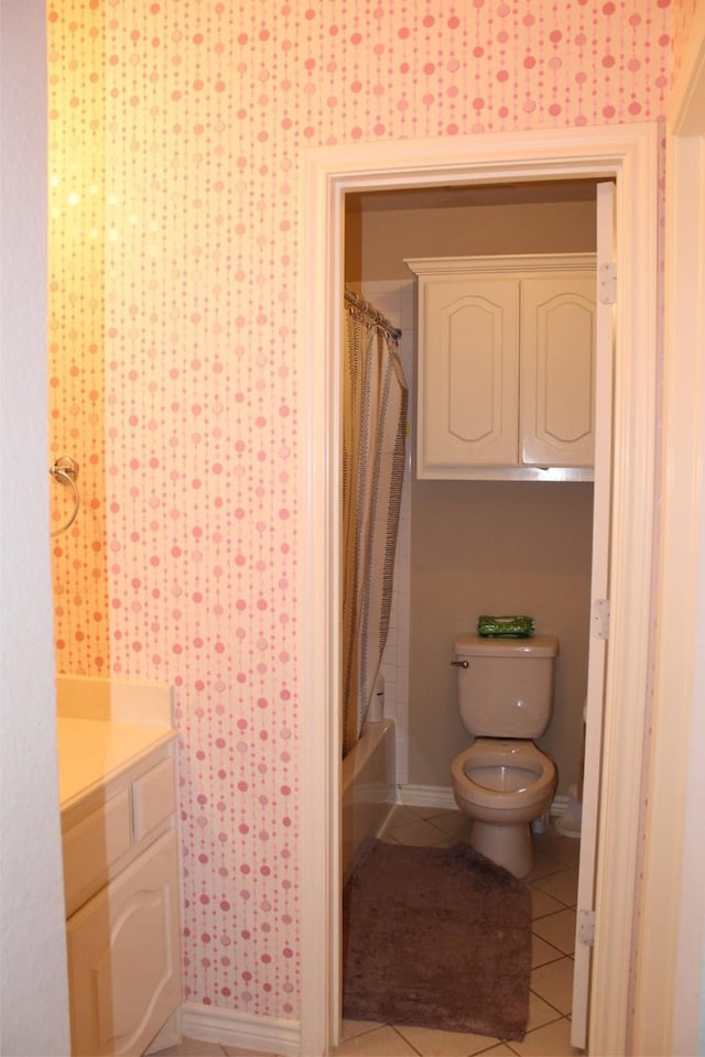 full bathroom featuring shower / bathtub combination with curtain, toilet, vanity, tile patterned flooring, and baseboards