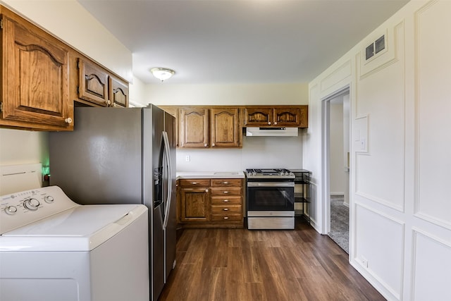 kitchen with under cabinet range hood, dark wood-style flooring, visible vents, stainless steel range with gas cooktop, and washer / dryer