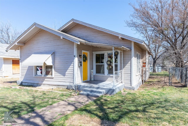 view of front of property featuring a front yard and fence