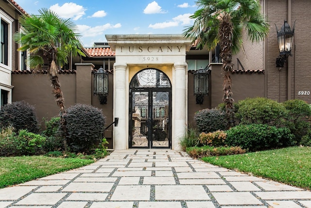 view of exterior entry featuring stucco siding