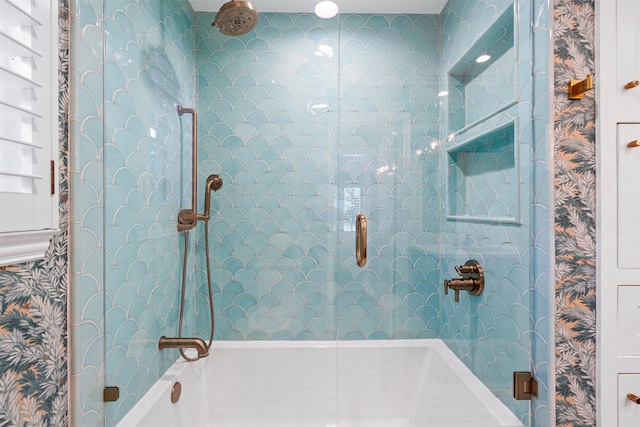 bathroom featuring tiled shower