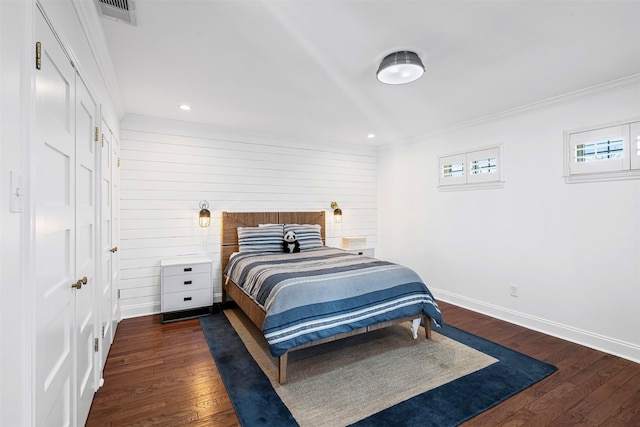 bedroom with crown molding, recessed lighting, visible vents, baseboards, and hardwood / wood-style flooring