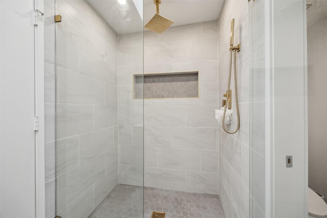 bathroom featuring tiled shower