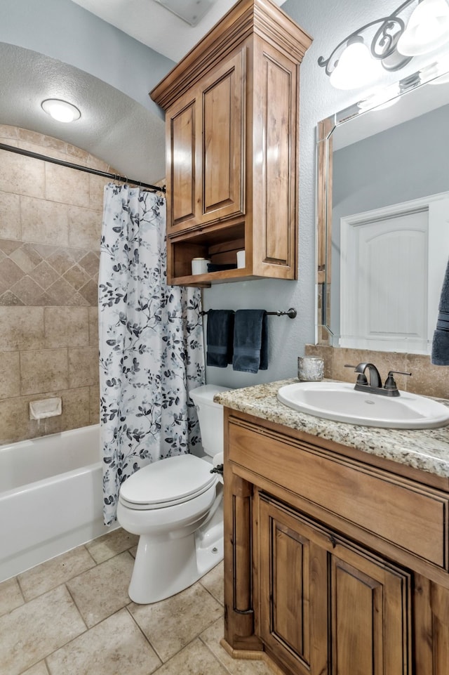 bathroom with a textured ceiling, lofted ceiling, toilet, vanity, and shower / bath combo