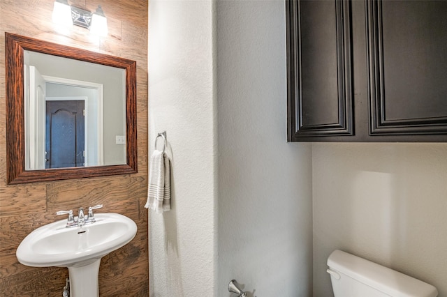 bathroom featuring a sink and toilet