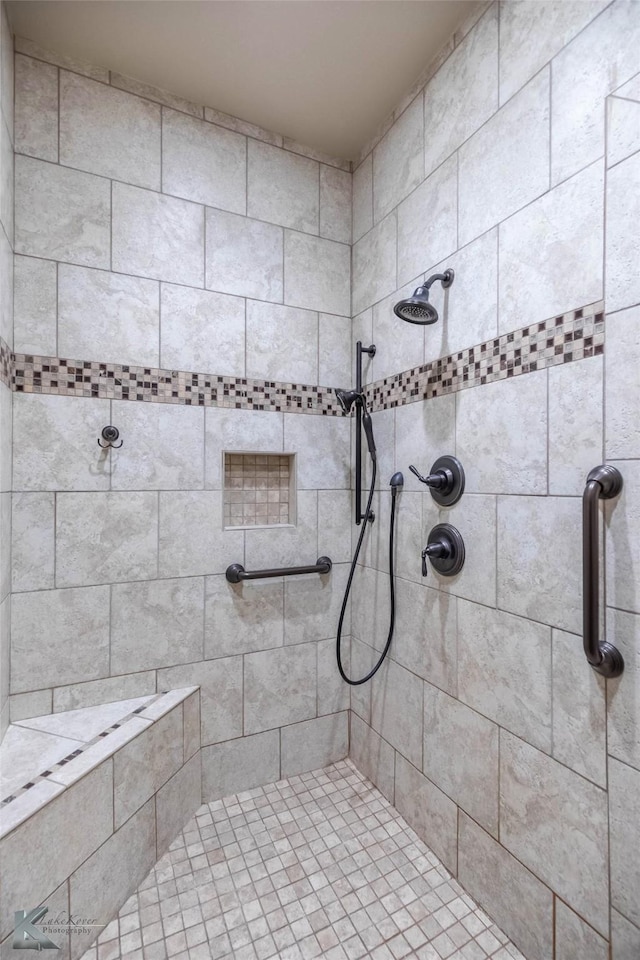 full bath with tiled shower