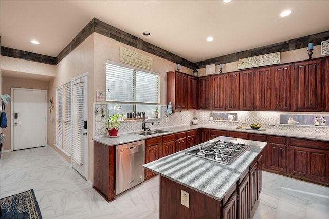 kitchen featuring stainless steel appliances, tasteful backsplash, a sink, and recessed lighting