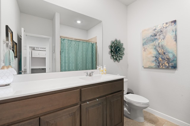 full bathroom with a shower with curtain, baseboards, vanity, and toilet