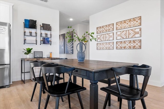 dining room with light wood finished floors, visible vents, recessed lighting, and baseboards