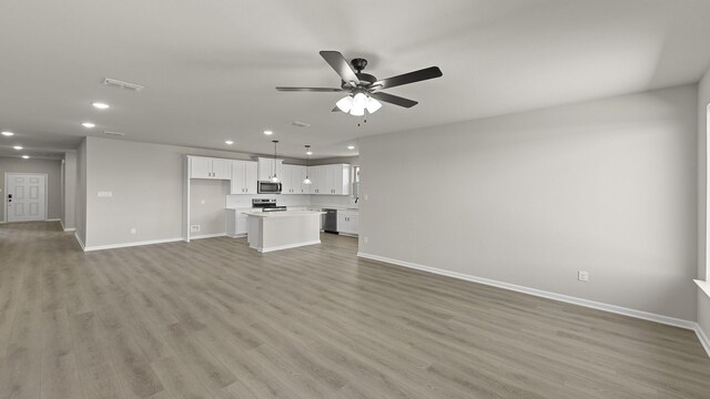 dining area featuring recessed lighting, visible vents, light wood finished floors, and ceiling fan