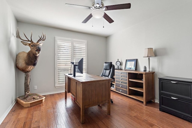 office area featuring a ceiling fan, baseboards, and hardwood / wood-style floors