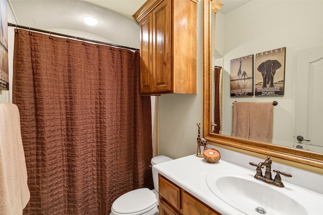 full bath featuring a shower with shower curtain, vanity, and toilet