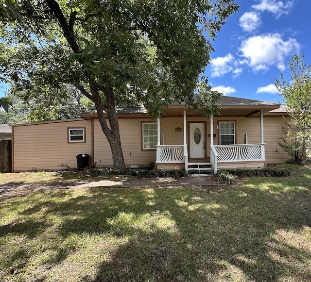 single story home featuring covered porch and a front lawn