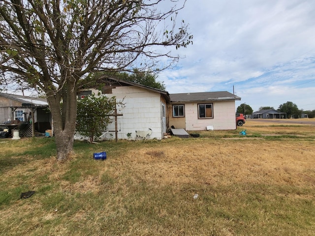 back of house featuring a lawn