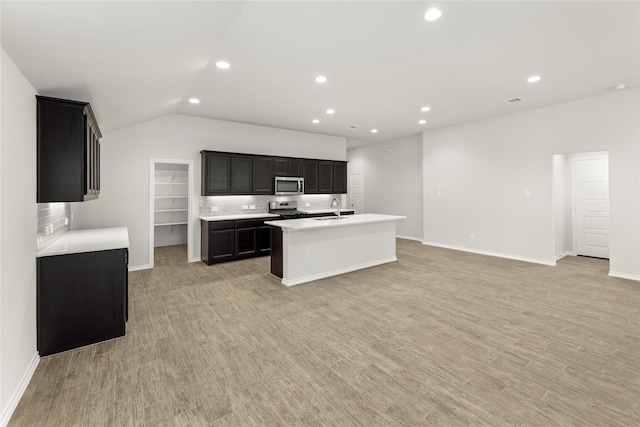 1825 Osage Trl, Mesquite, TX 75149 - kitchen featuring stainless steel appliances, a sink, decorative backsplash, recessed lighting, and light countertops