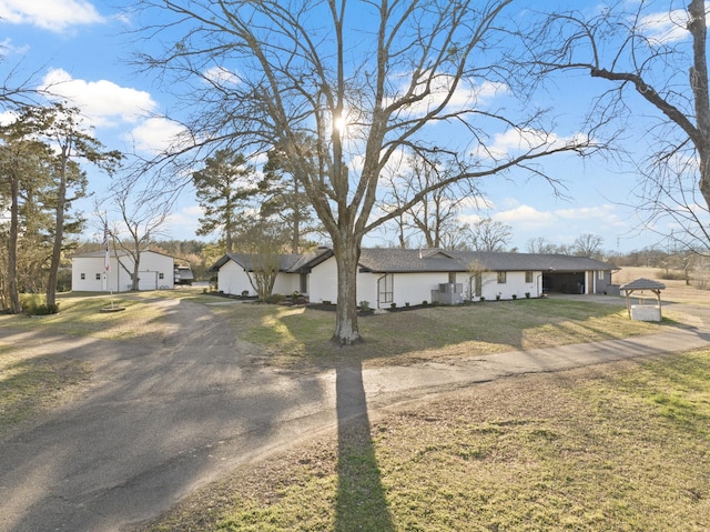 view of front of home featuring dirt driveway and a front yard