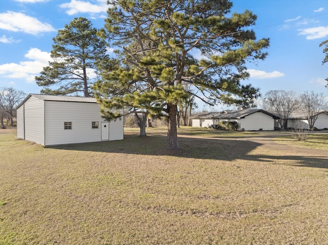 view of yard featuring an outdoor structure